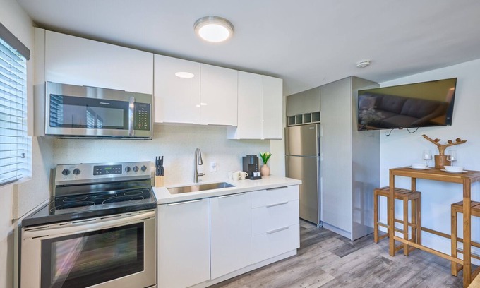 Parkside Apartment | Sunny fresh getaway, Hollywood beach, w/ KING Bed
