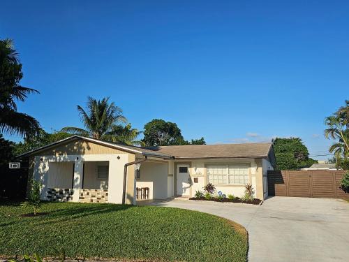 Lauderdale Lakes House | Sunny Goldie