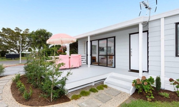 Mount Maunganui House | Sunny home in quiet cul-de-sac, 5 minutes from beach and Bayfair