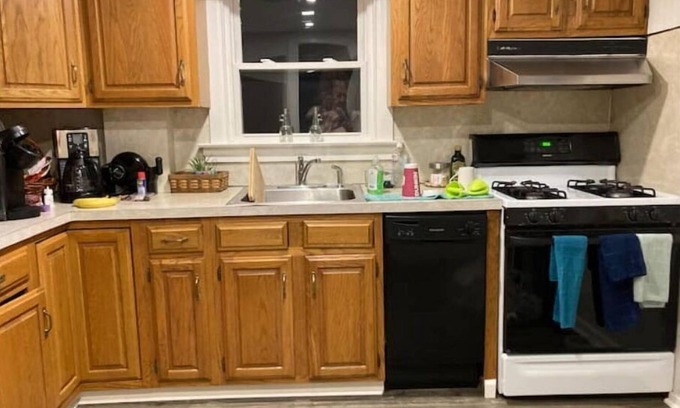 New Haven House | SUNNY house Close to Yale QU UC with King bed & parking, fenced yard,easy travel