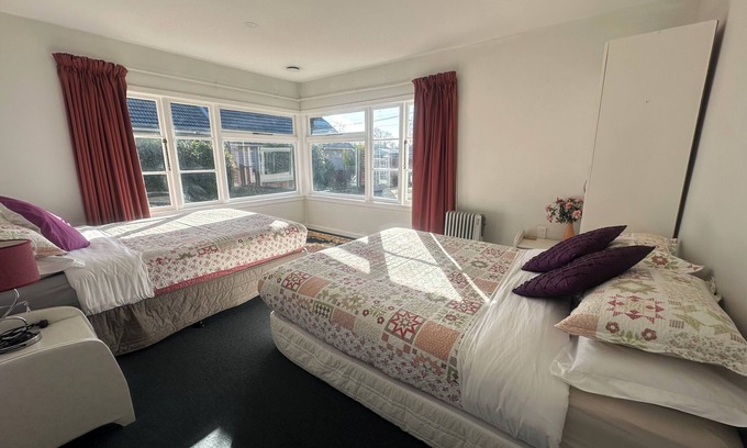 Burnside House | SUNNY HOUSE WITH 5 BEDROOMS 7 QUEEN BEDS 2 BATHROOMS NEAR AIRPORT