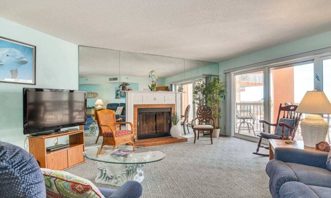 Seminole Condo | Sunny Indian Shores Condo w/Beach Access!