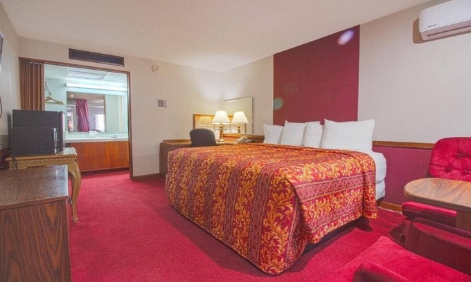 Liberal Hotel | Sunny King Unit, Pet Friendly, Parking, Close to Airport