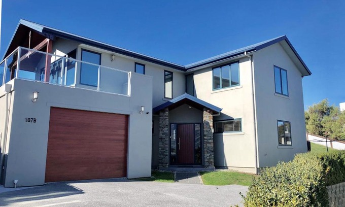 Wanaka House | Sunny Lake and Mountain Views on Kings Drive