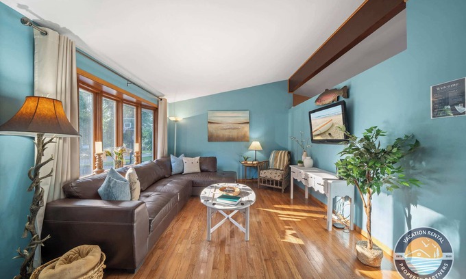 Como House | Sunny Lake Geneva Escape | BBQ Game Room Private Beach Access