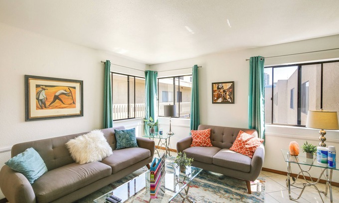 Downtown Long Beach Condo | Sunny Long Beach Condo - Walk to Bars & Beach
