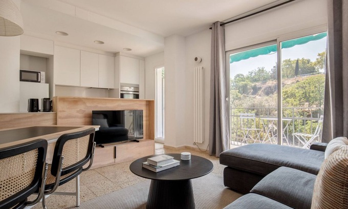 El Poble-sec Apartment | Sunny Poble Sec 3BR w/Balcony & Mountain Views, by Blueground