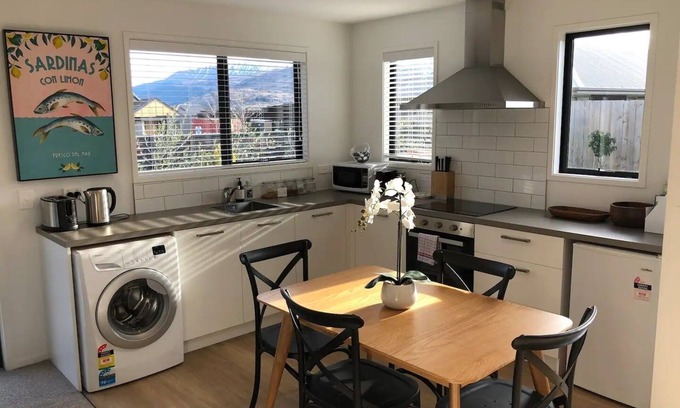 Lake Hayes House | Sunny Queenstown Cottage in Shotover Country