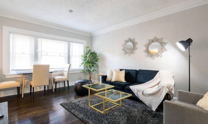 Central Hyde Park Apartment | Sunny/Quiet/1 Bedroom/Entire Unit