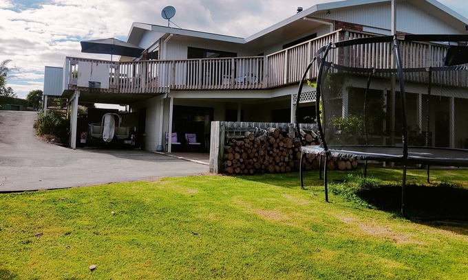 Omokoroa House | Sunny relaxed family home in coastal Omokoroa- 5 minutes walk to the beach!