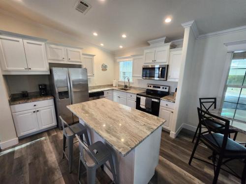 Fort Myers Beach House | Sunny Retreat-Near Beach-Pickleball-Heated Pool!