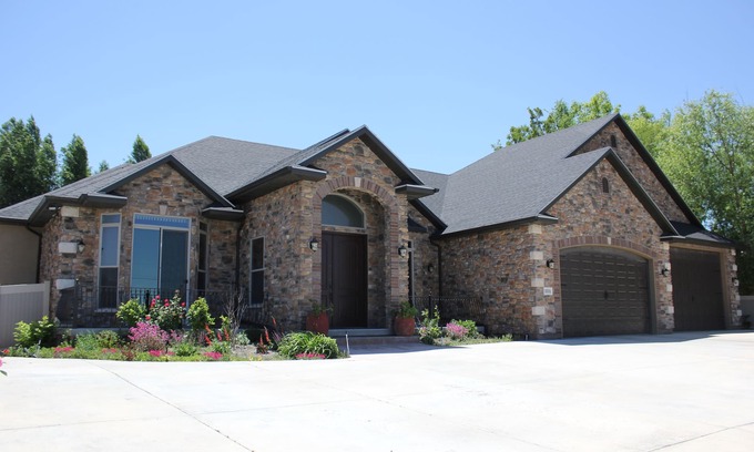 Taylorsville Apartment | Sunny's Garden 4 HomeStay