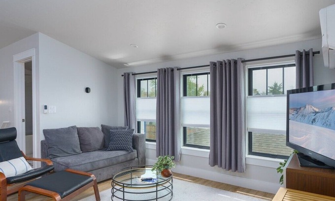Clayton House | Sunny Schafer Park Guest Home ● Near RiNo