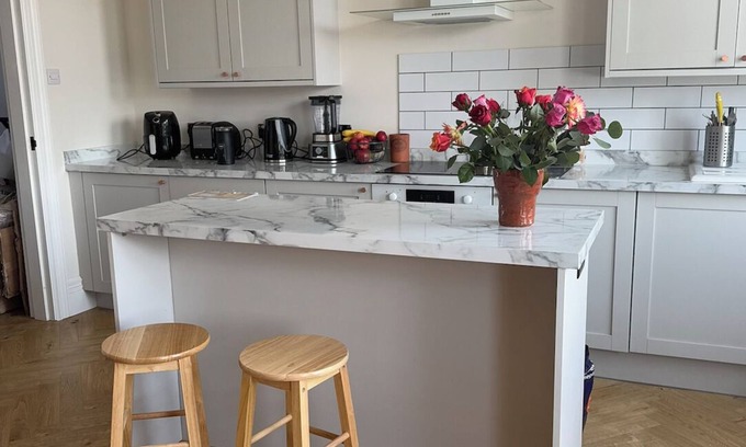 St Leonards-On-Sea Apartment | Sunny & Serene St. Leonards Retreat by Alexandra Park, Spacious Kitchen + Island