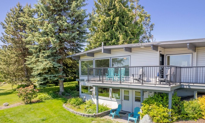 Freeland House | Sunny Side Island Retreat - Sea Views | 2 Decks