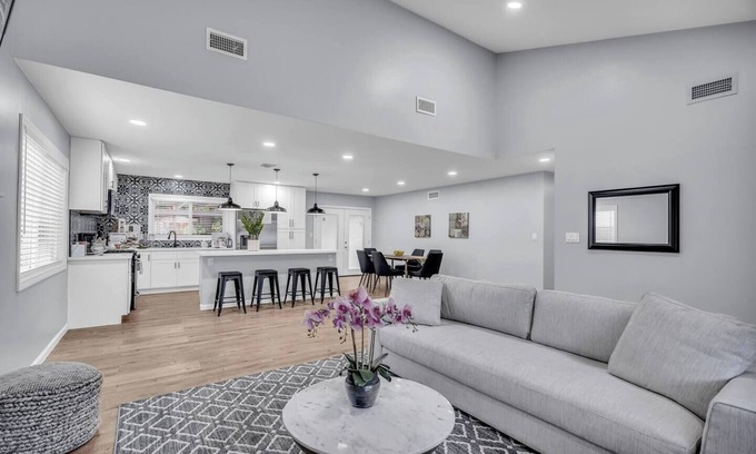 Santa Susana House | Sunny Single Story Simi Valley Valley Escape – Comfortable Home Great Amenities