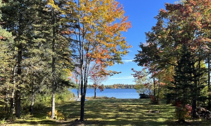 Mauricie Ski Chalet | Sunny, spacious lakeside chalet.