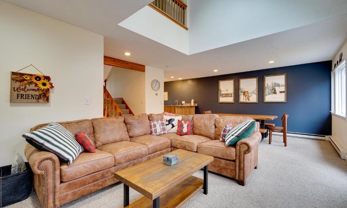Stratton Mountain House | Sunny Stratton Townhome about 1 Mi to Skiing!