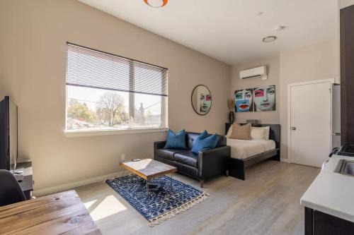 Belmont Apartment | Sunny Studio Apartment - Food Carts, Coffee & Bars