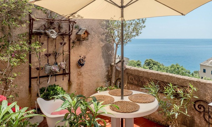 Erbalunga Apartment | Sunny top floor apartment with direct sea views