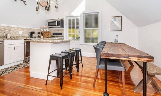 Dorchester House | Sunny Treetop Getaway | Near T