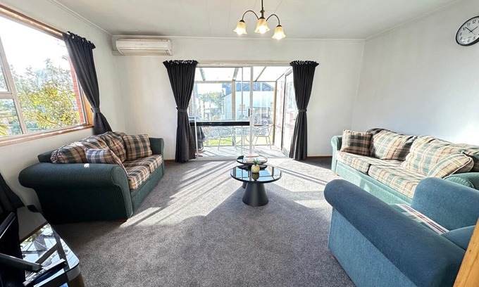 Dunedin House | Sunny & Warm Fully Furnished 3 Bedroom House