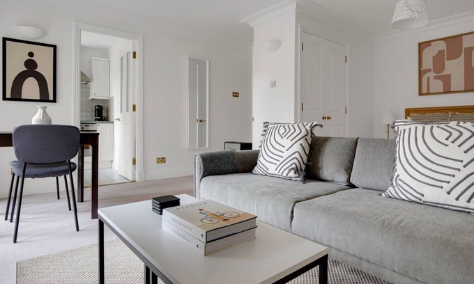 Bishop's Apartment | Sunny Waterloo Studio w/Doorman, nr Waterloo Station, by Blueground