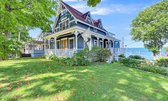 Bayside House | SunnySide Cottage with Pen Bay Views in Bayside