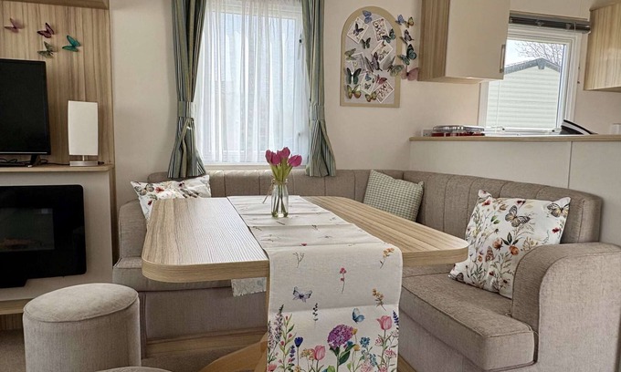 Ampney Crucis House | Sunnyside static lakeside home
