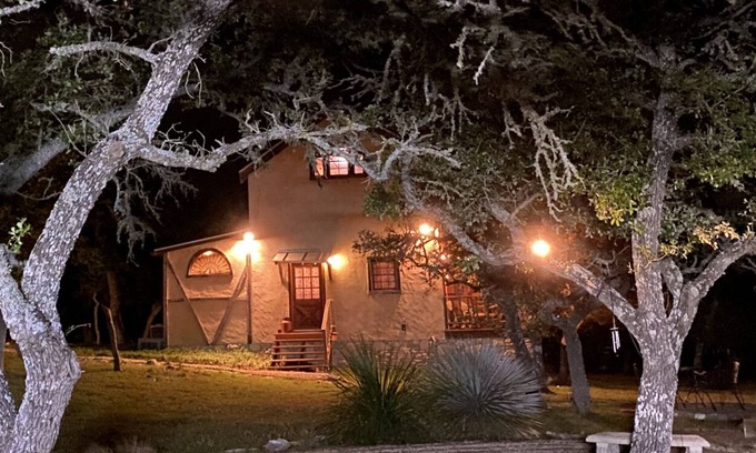Fredericksburg Cabin | Sunrise Amish Cabin at Wolf Creek Guest Ranch