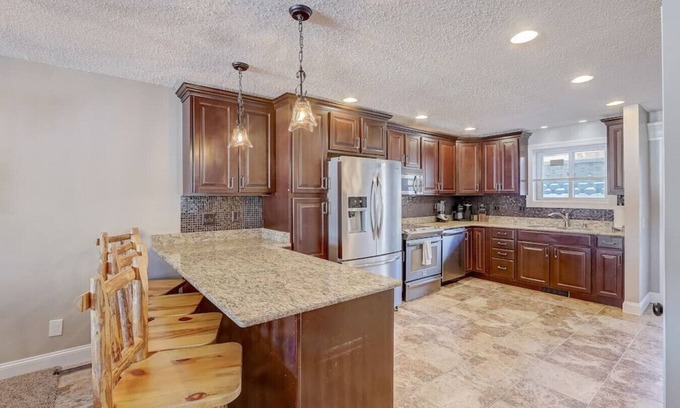 Lake Delton Condo | Sunrise Beach - LHC 611 · amily Fun - Walk to Noah's Ark!