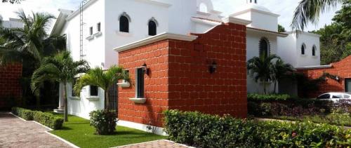 Playacar Bed & Breakfast | Sunrise Double Room in Stunning Villa Playacar Ii