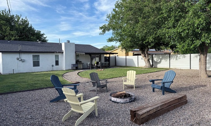 Roswell House | Sunrise Experience w/King Size Bed & Pet Friendly