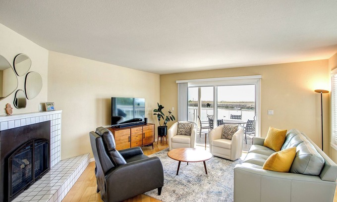 Discovery Bay House | Sunrise Holiday Home in Discovery Bay, fast water is 6 minutes away. Pets ok!