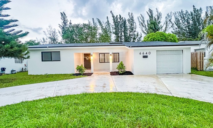 Sunrise House | Sunrise Oasis Our charming 3 Bedroom 2 Bathroom, beautiful Lakeview Getaway.