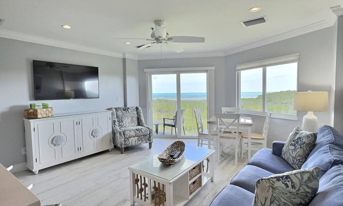 Tavernier Apartment | Sunrise Oasis - Top Floor 2 BR 2 BA Condo 2411