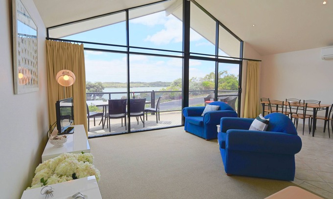 Waterhouse House | Sunrise Robe - Lake view