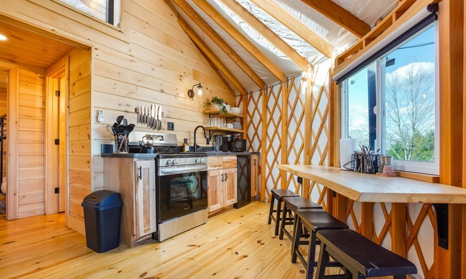 Knox Dale House | Sunrise Sanctuary YURT w/HOT TUB, Smart TV + VIEWS!