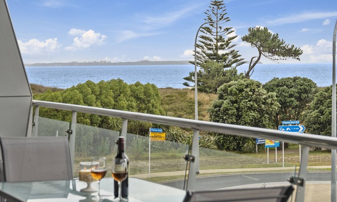 Papamoa Beach Cottage | Sunrise, Seaviews and BBQs-Papamoa Beach Apartment