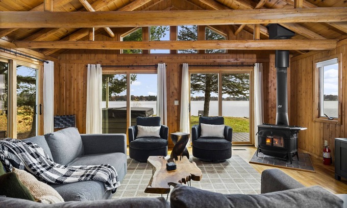 Gaylord Cabin | ~Sunrise Vista~Lakefront~Dock~Kayaks~Hot Tub~Games