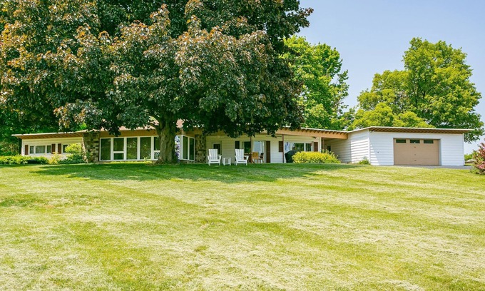 Geneva House | Sunrises over Seneca. Walk to local wineries. Pet Friendly. It's Perfect!