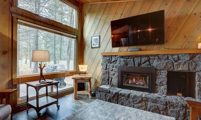 Overlook Park House | Sunriver Escape Sleeps 8 Pet Friendly SHARC Hot Tub