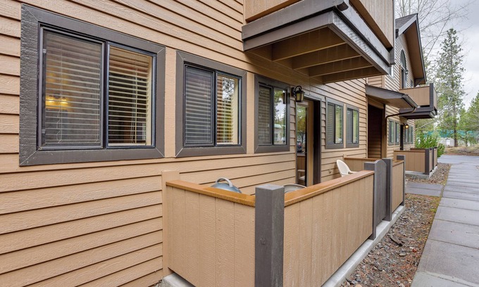 Sunriver Apartment | Sunriver Vacation Rental w/Community Hot Tub!