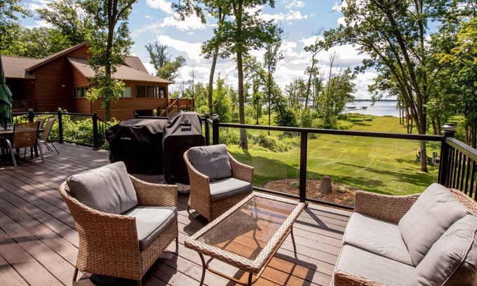 Brainerd House | Sunroom-Game room- Family Room- Kayaks, Games, Water Toys, Beach & Dock!
