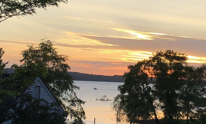Acme Apartment | Sunset Bay Views! Close to Downtown & steps to the beach! New Westin mattress!
