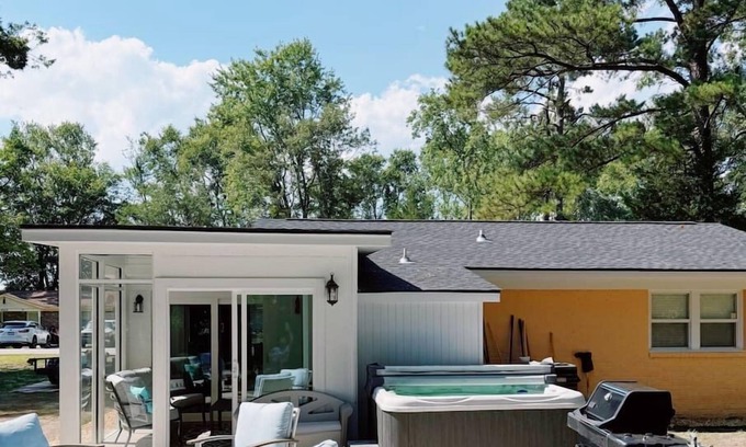 Myrtle Beach House | Sunset Beach Haven: BBQ, hot tub & 10min to beach!