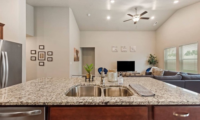 Nampa House | Sunset beauty ~ 4bed ~ King Master ~ Newly built