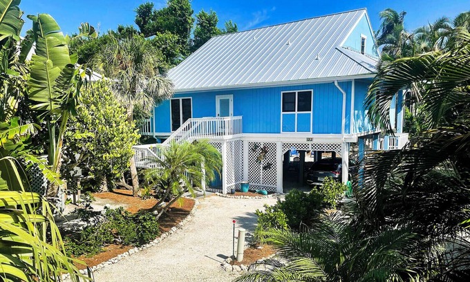 Captiva House | Sunset Captiva #13 – Steps to Beach, Pool, and Village with King Bed