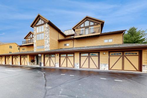Arkdale Apartment | Sunset Condominiums: The Retreat