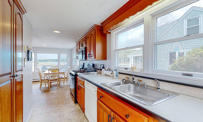 Wareham House | Sunset Cove Hideaway | Oceanfront house in Wareham with beach & dock access